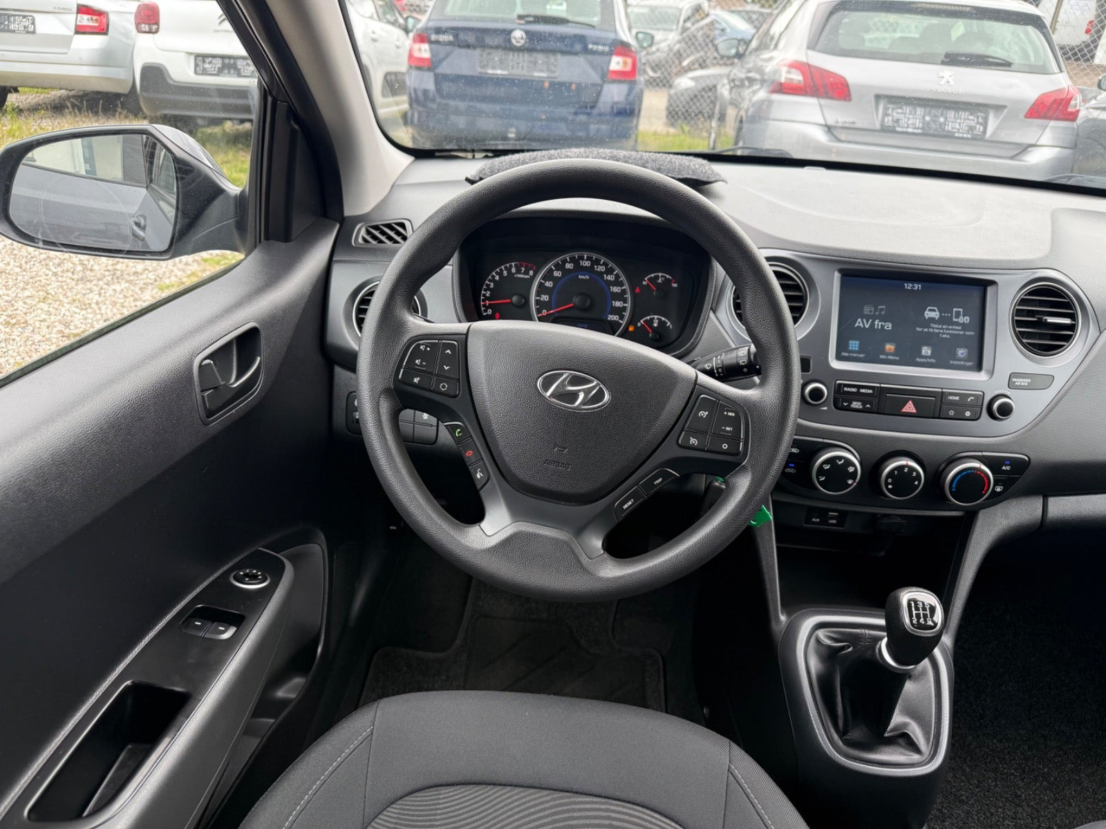 Grå Hyundai i10 fra 2018
