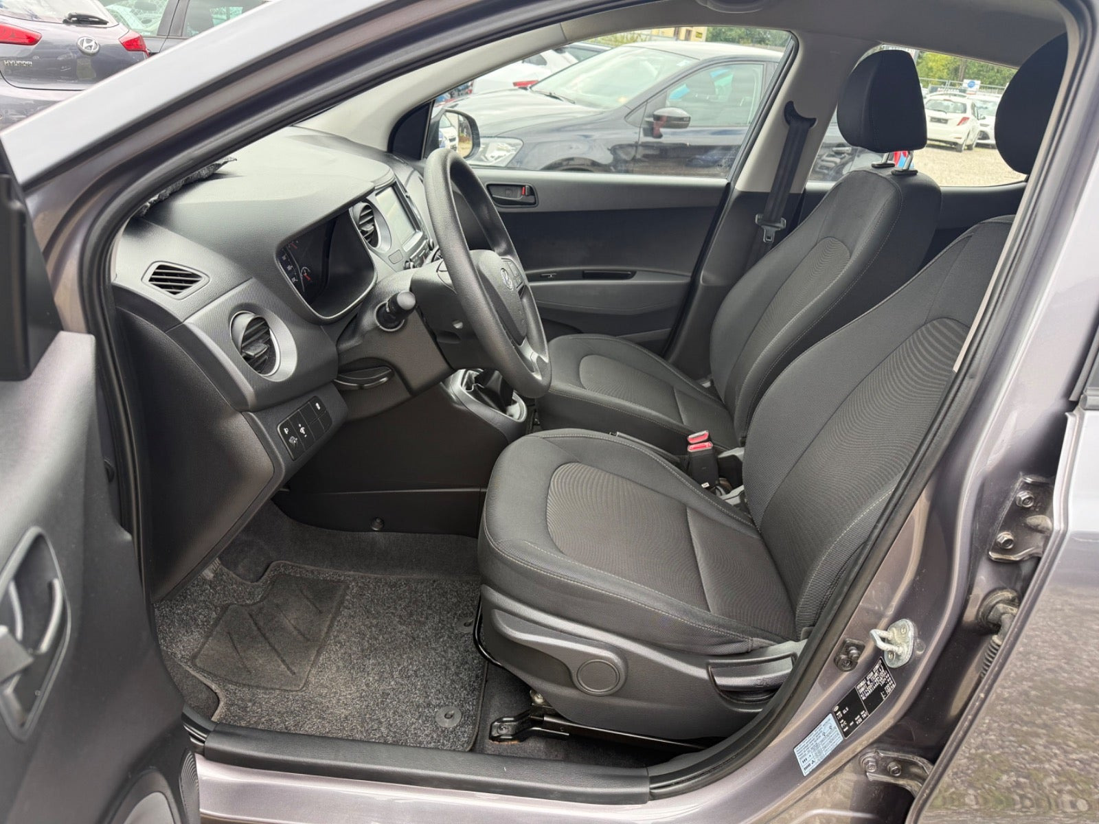 Grå Hyundai i10 fra 2018