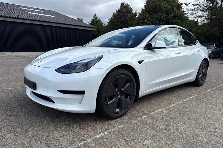 Hvid Tesla Model 3 fra 2021 set udefra