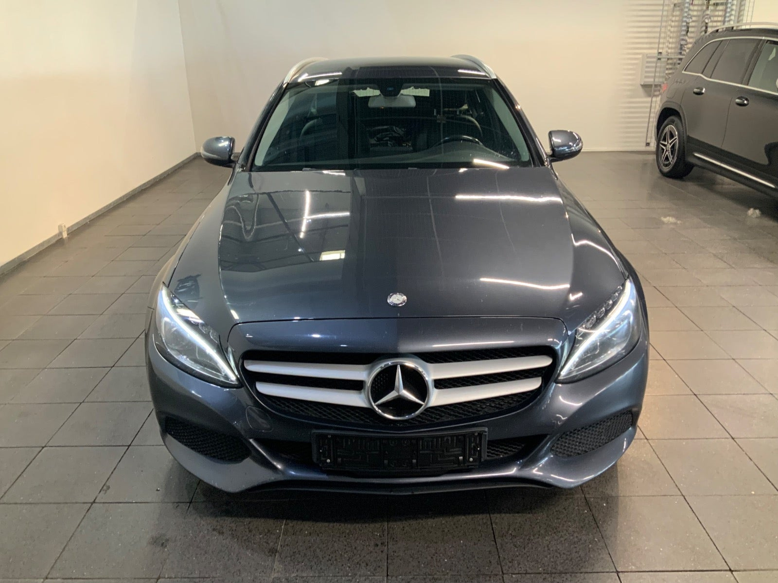 Grå Mercedes C220 d fra 2016