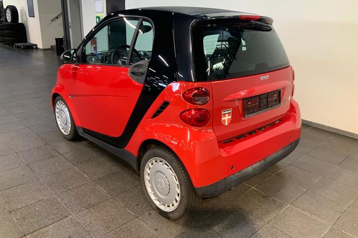 Rød Smart ForTwo Coupé fra 2009