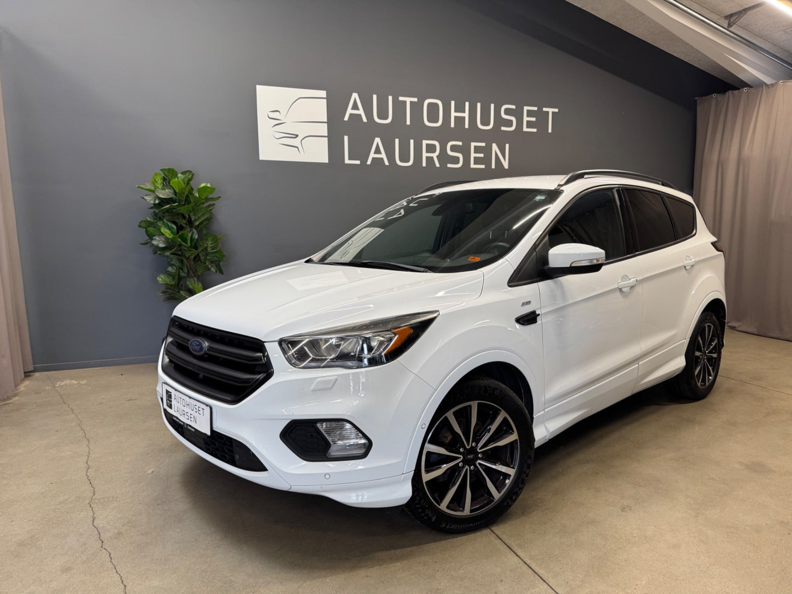 Hvid Ford Kuga fra 2017