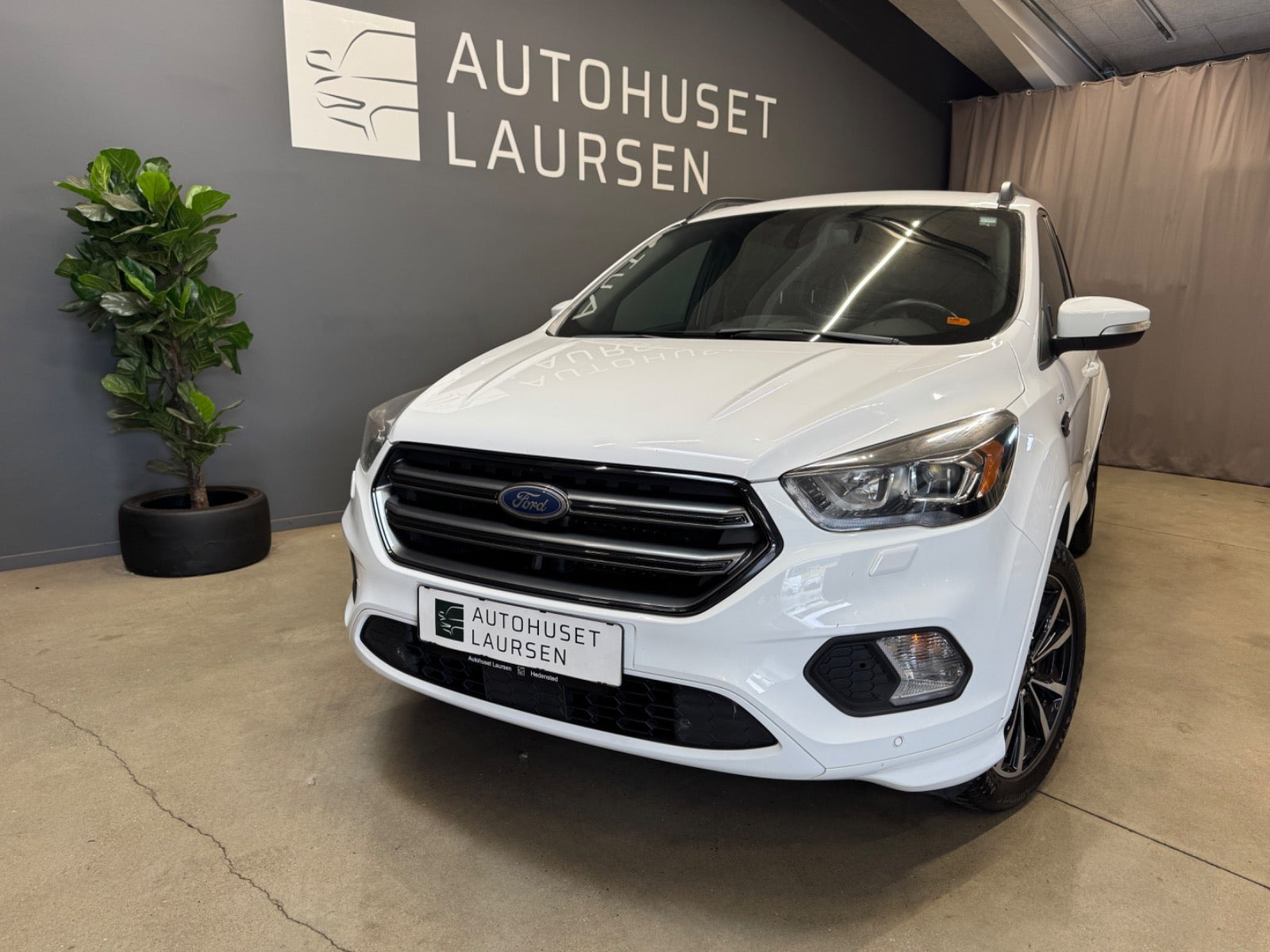 Hvid Ford Kuga fra 2017