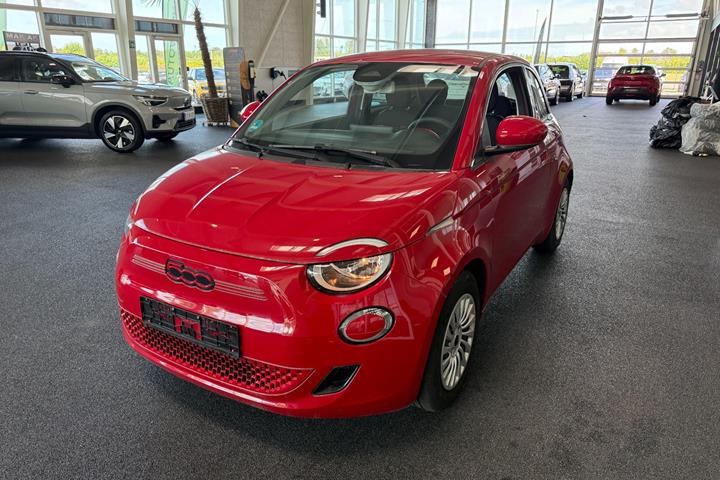 Rød Fiat 500e fra 2023