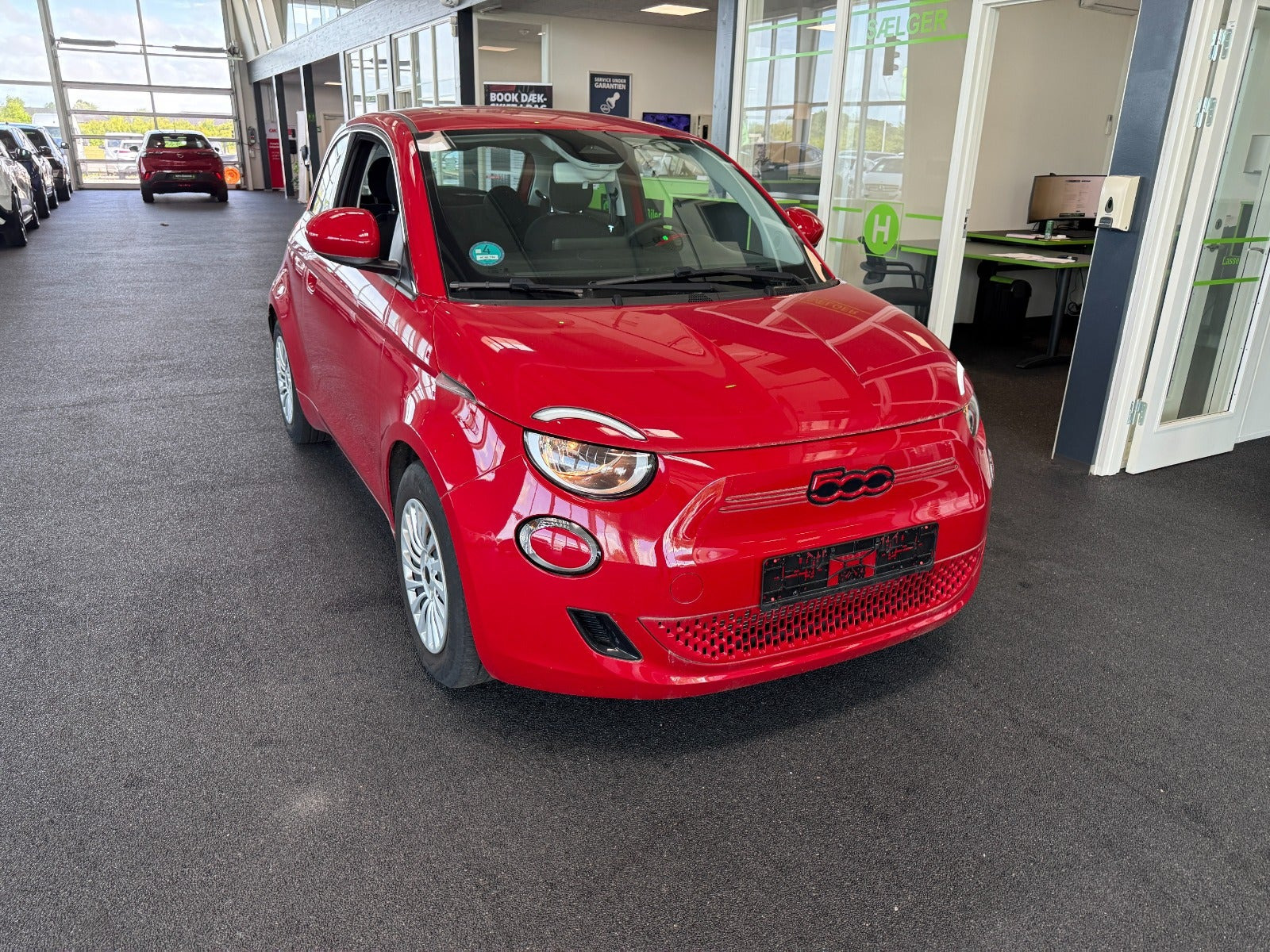 Rød Fiat 500e fra 2023