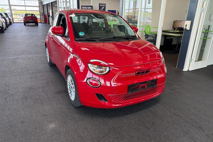 Rød Fiat 500e fra 2023