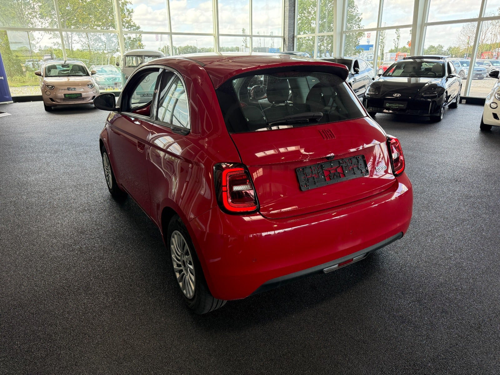 Rød Fiat 500e fra 2023