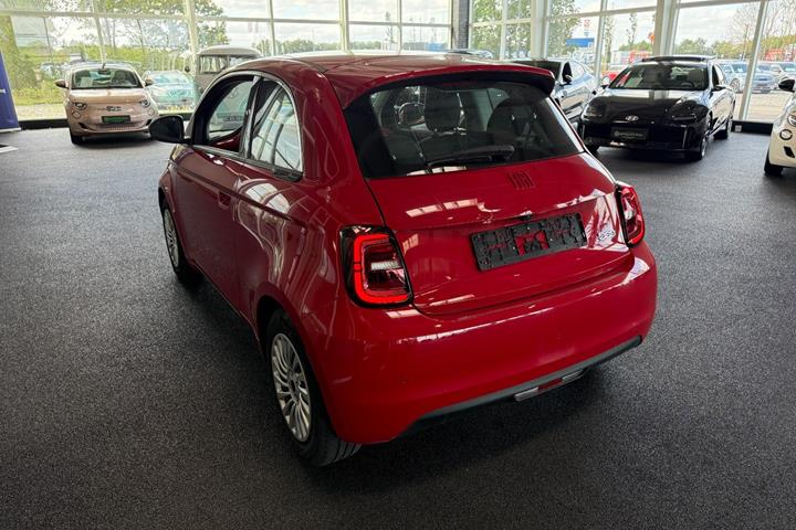 Rød Fiat 500e fra 2023
