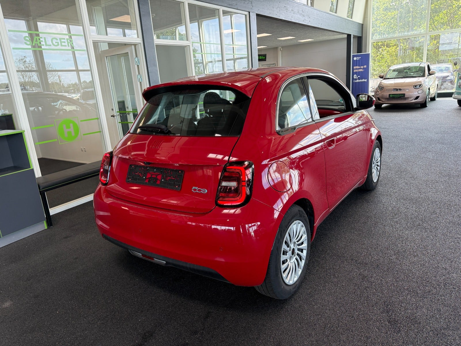 Rød Fiat 500e fra 2023