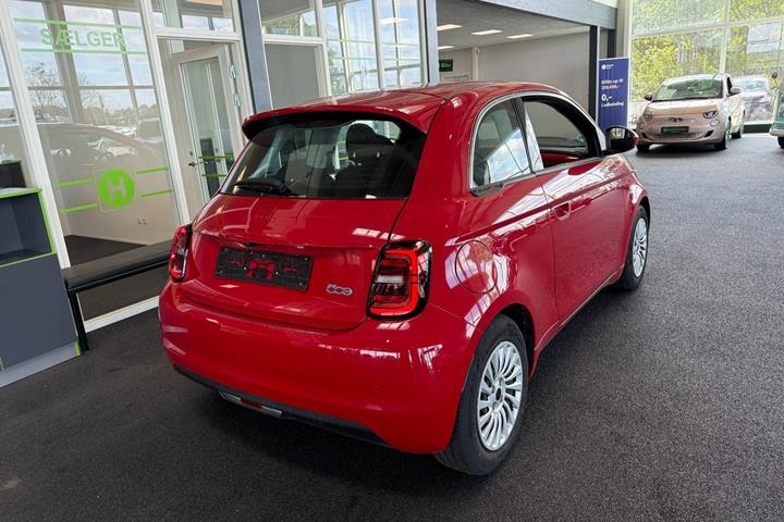 Rød Fiat 500e fra 2023