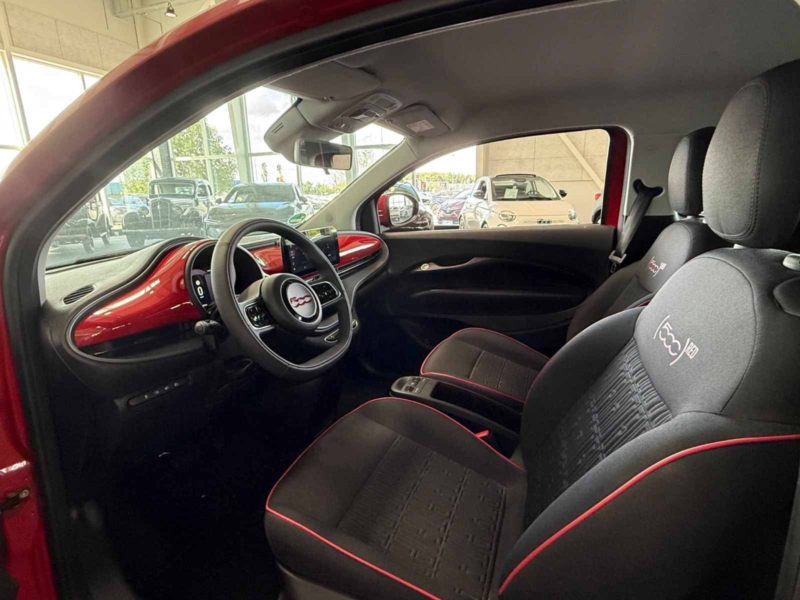 Rød Fiat 500e fra 2023