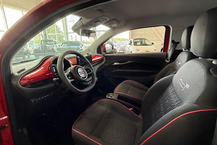 Rød Fiat 500e fra 2023
