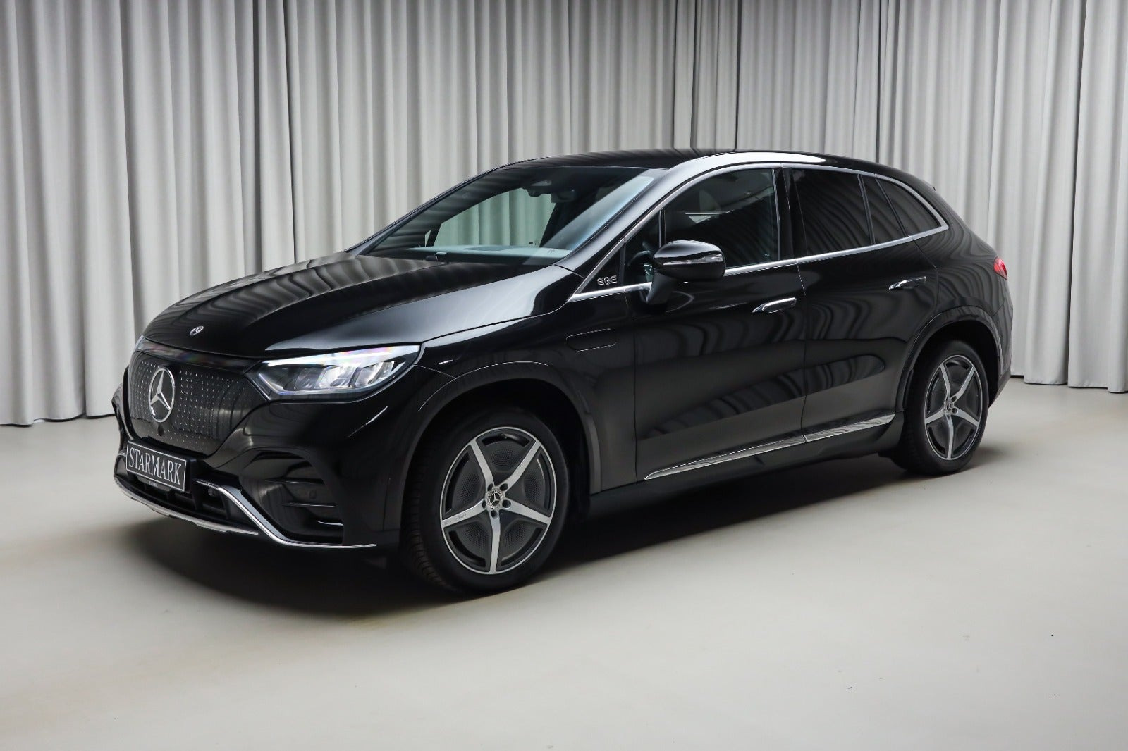 Sort Mercedes EQE350 SUV fra 2025
