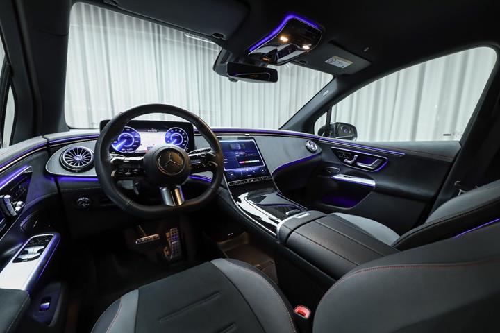 Sort Mercedes EQE350 SUV fra 2025