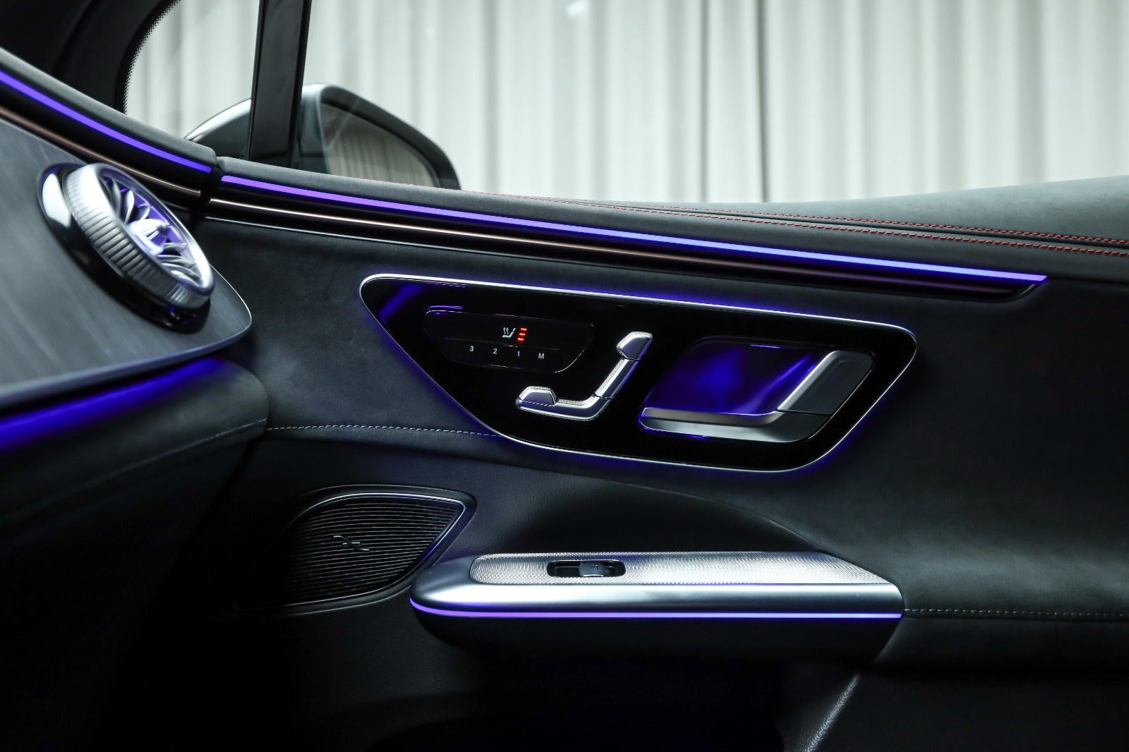 Sort Mercedes EQE350 SUV fra 2025