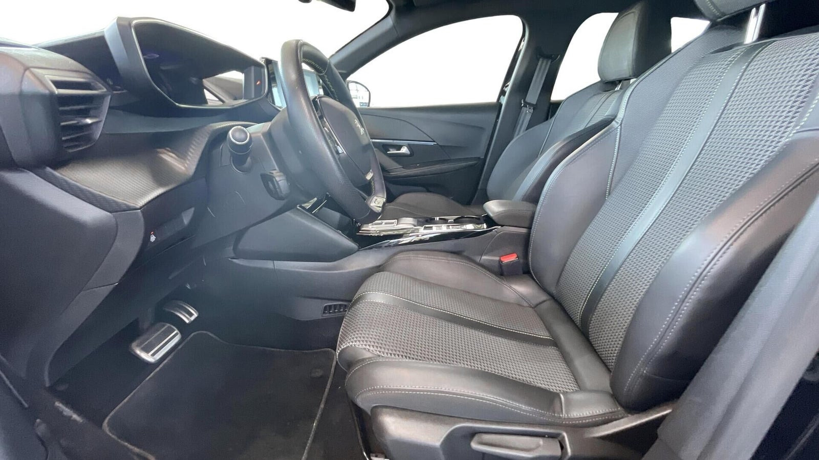 Sort Peugeot e-208 fra 2023