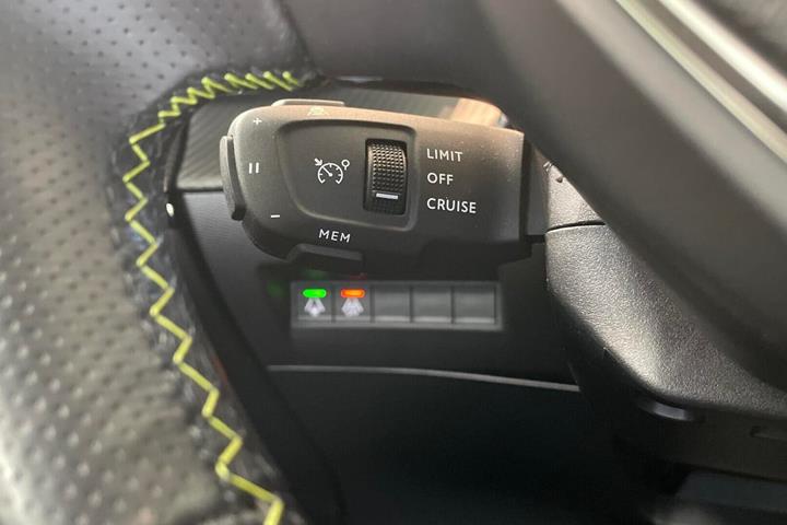 Sort Peugeot e-208 fra 2023