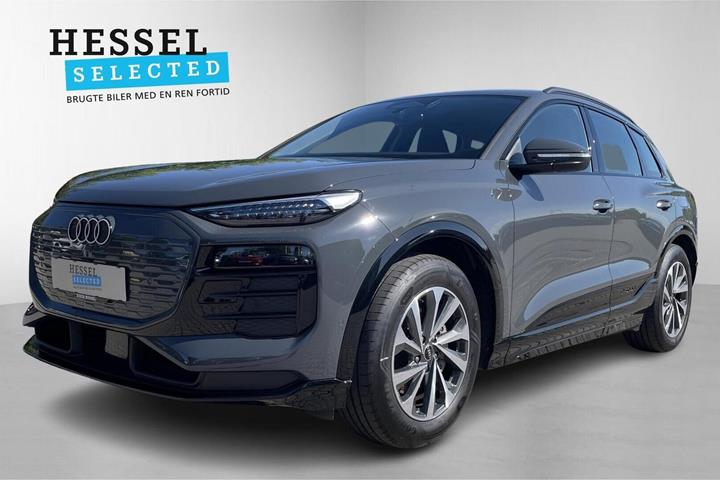 Grå Audi Q6 e-tron fra 2025 set udefra