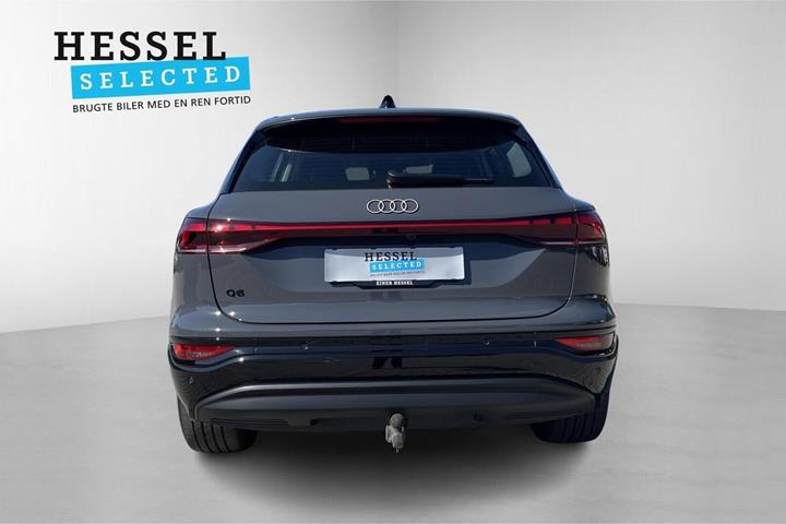 Grå Audi Q6 e-tron fra 2025