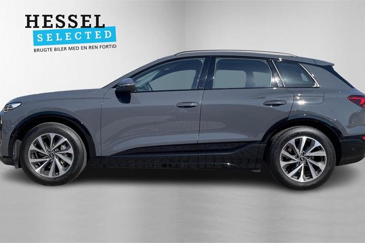 Grå Audi Q6 e-tron fra 2025