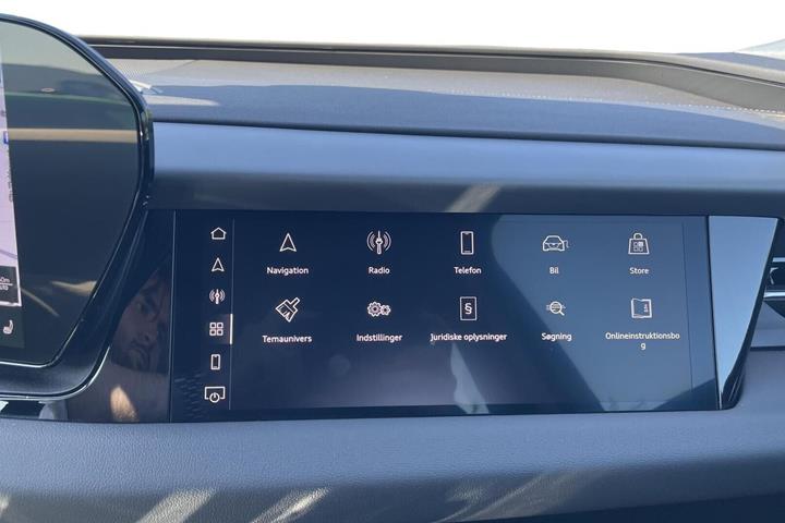 Grå Audi Q6 e-tron fra 2025