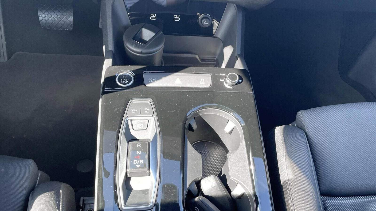 Grå Audi Q6 e-tron fra 2025