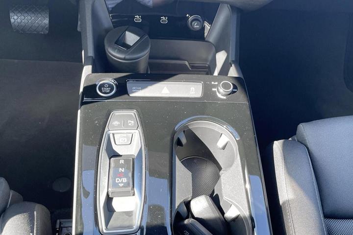 Grå Audi Q6 e-tron fra 2025