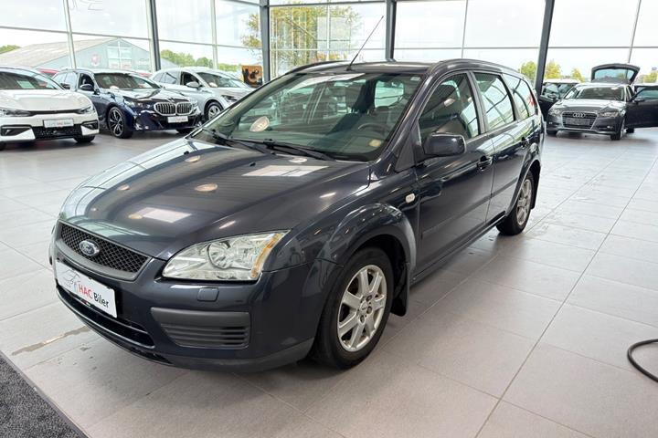 Blå Ford Focus fra 2006 set udefra