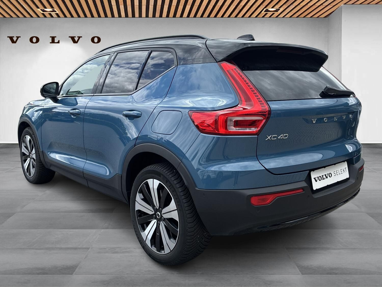 Blå Volvo XC40 fra 2023