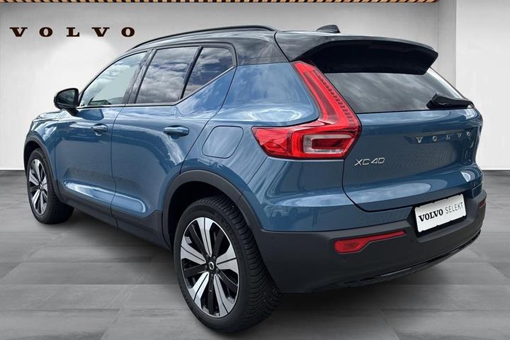 Blå Volvo XC40 fra 2023