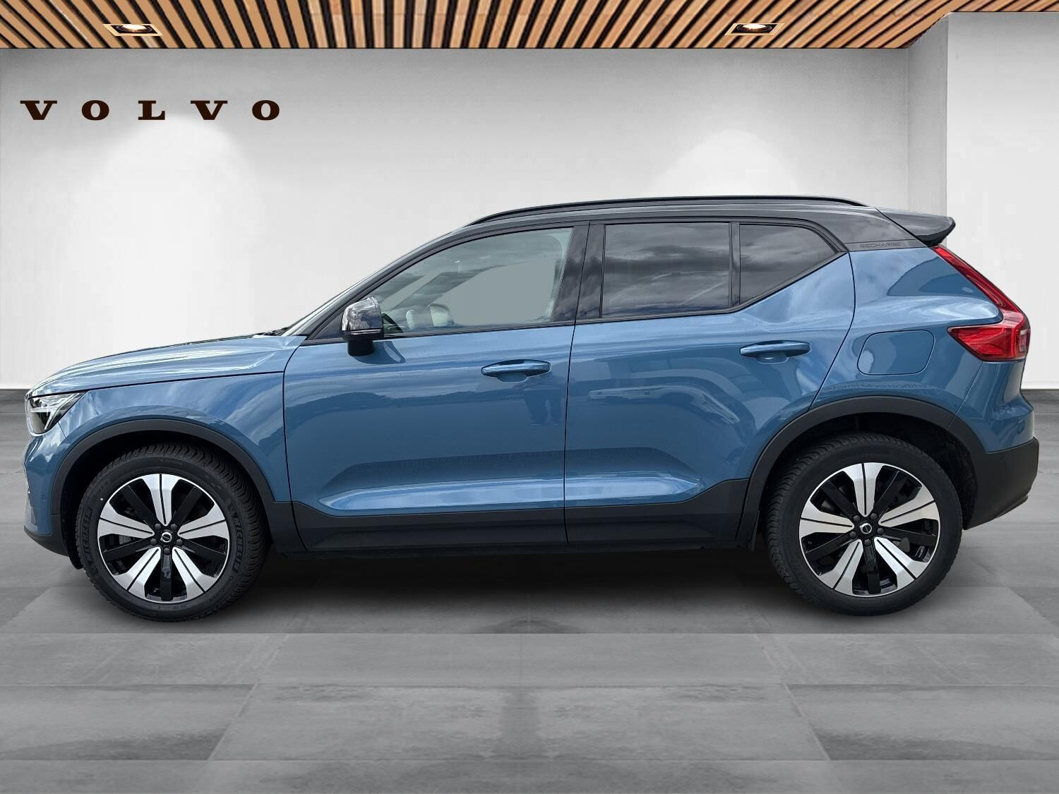 Blå Volvo XC40 fra 2023