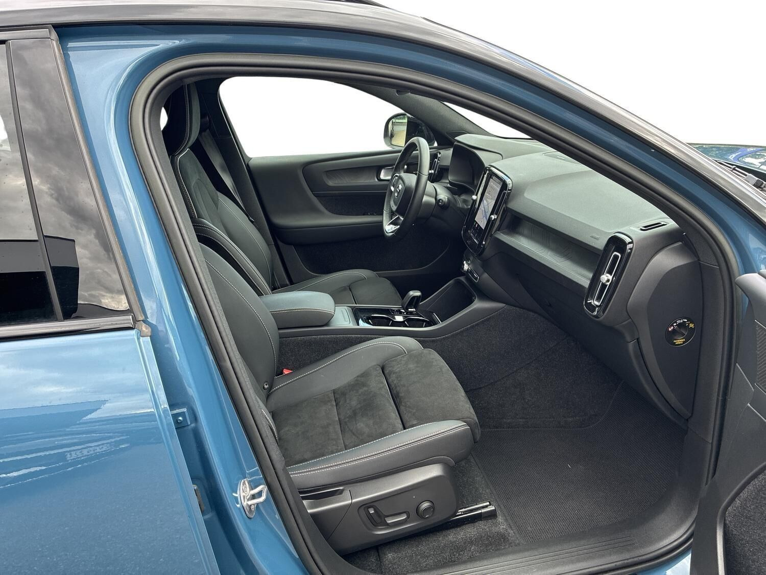 Blå Volvo XC40 fra 2023
