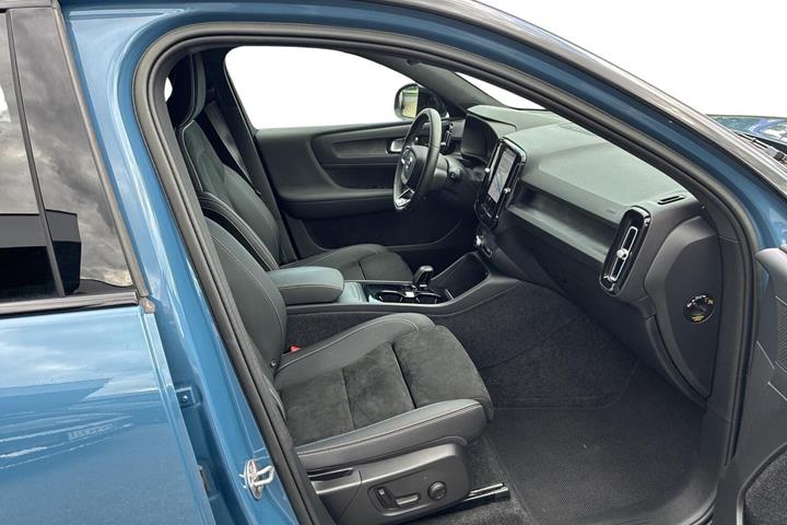 Blå Volvo XC40 fra 2023