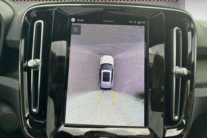 Blå Volvo XC40 fra 2023