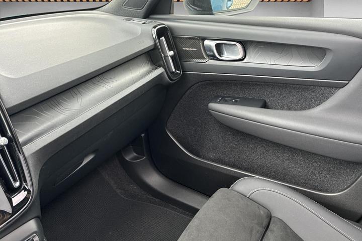 Blå Volvo XC40 fra 2023