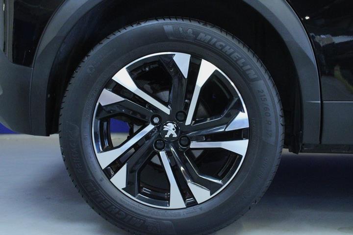 Sort Peugeot 2008 fra 2020