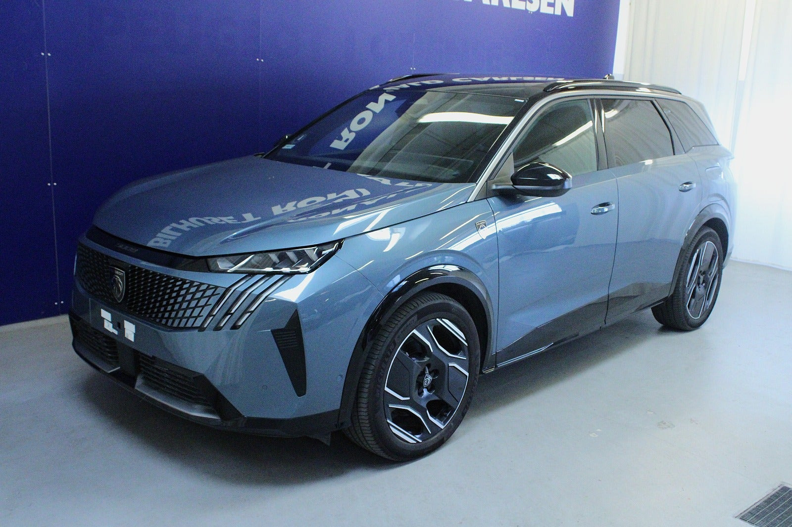 Blå Peugeot e-5008 fra 2024