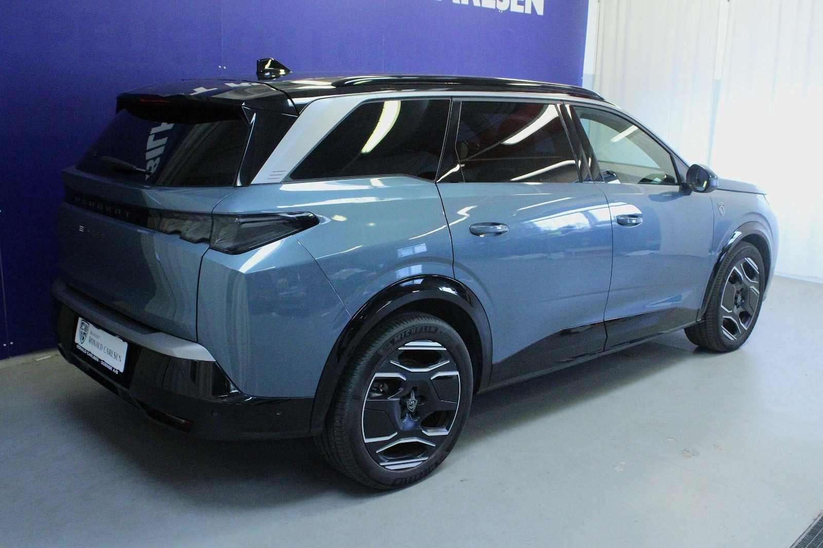 Blå Peugeot e-5008 fra 2024