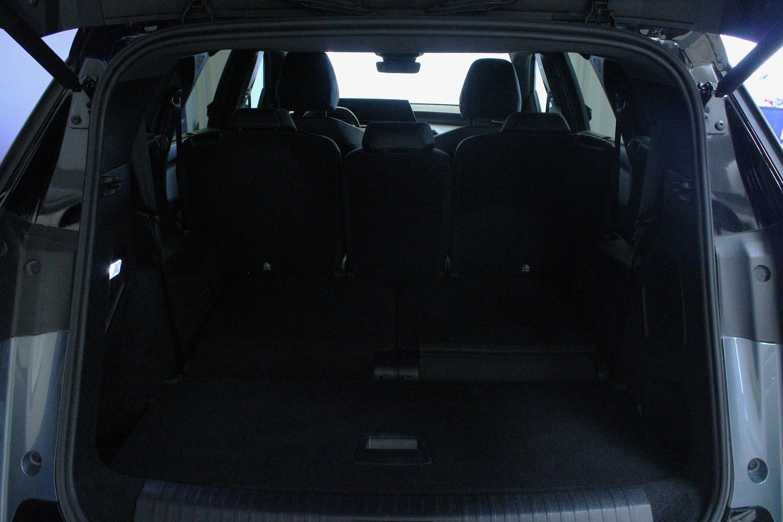 Blå Peugeot e-5008 fra 2024