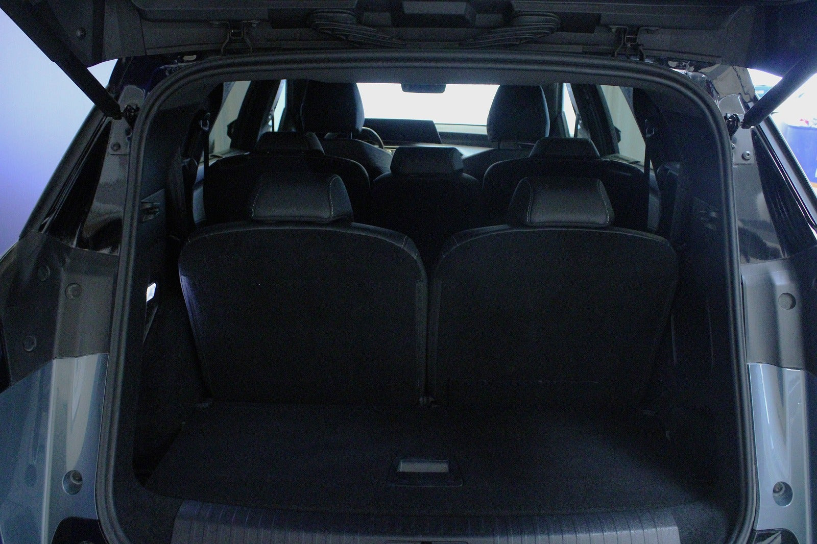 Blå Peugeot e-5008 fra 2024