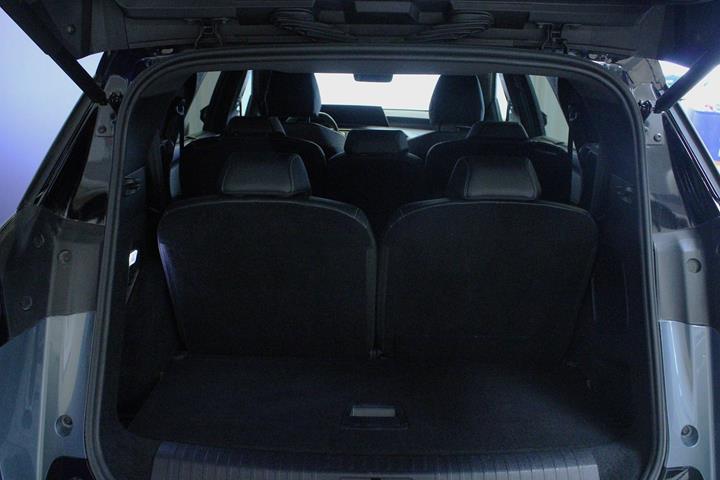 Blå Peugeot e-5008 fra 2024