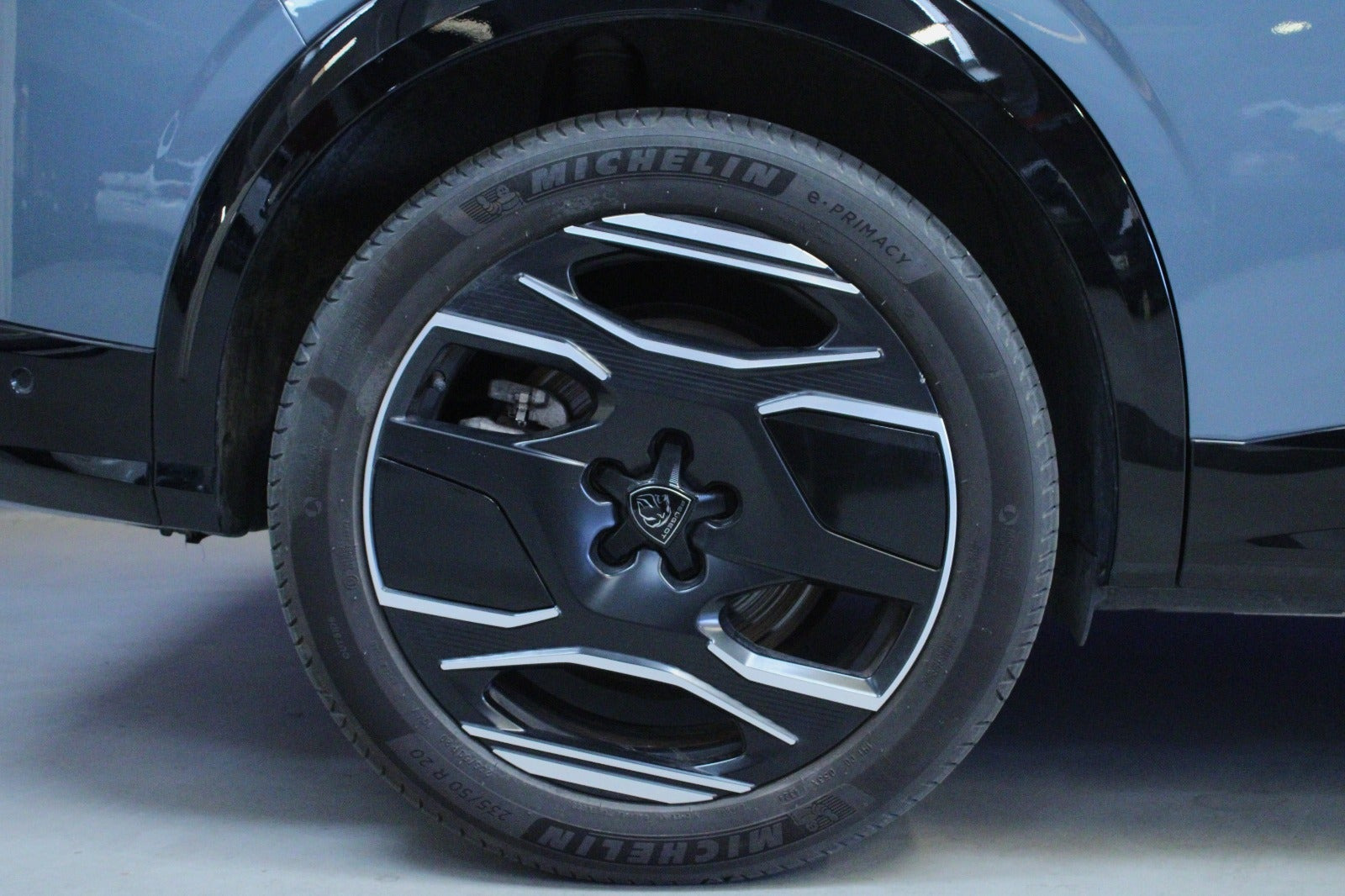 Blå Peugeot e-5008 fra 2024