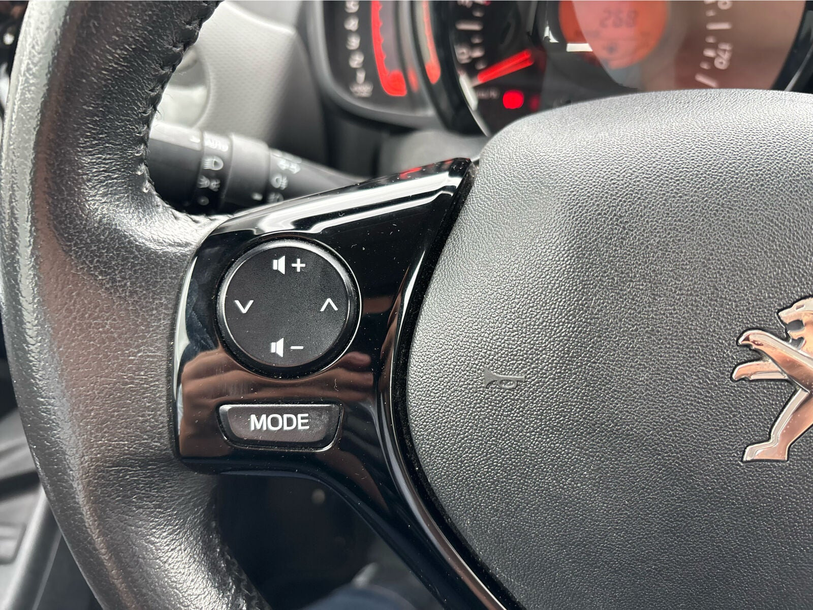 Sort Peugeot e-3008 fra 2024