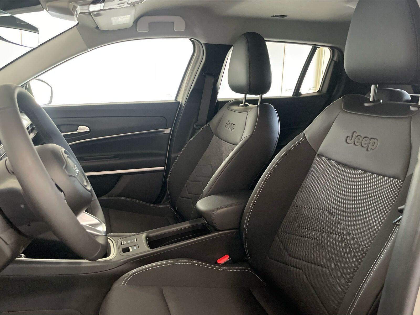Beige Jeep Avenger fra 2025