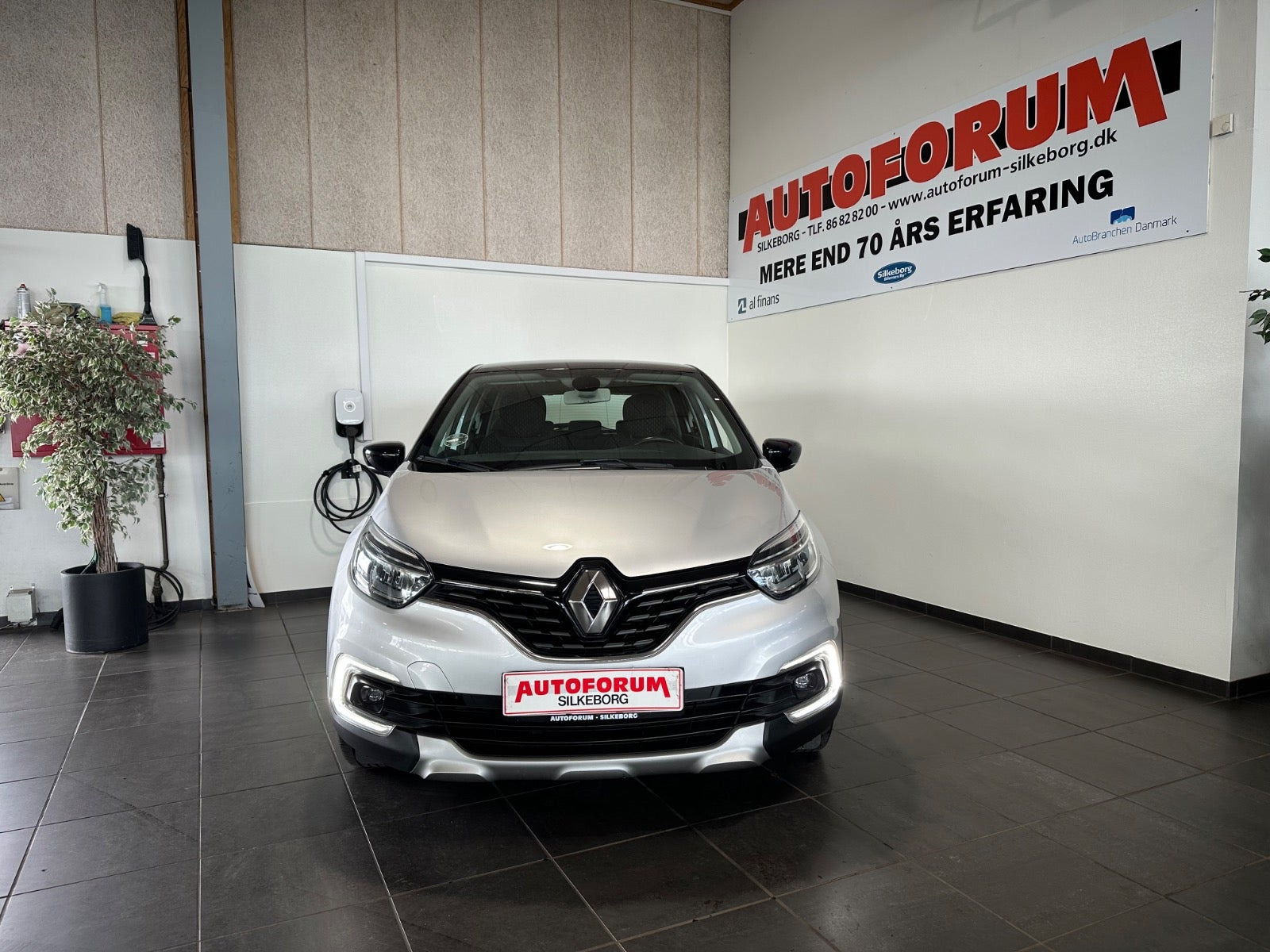 Grå Renault Captur fra 2018