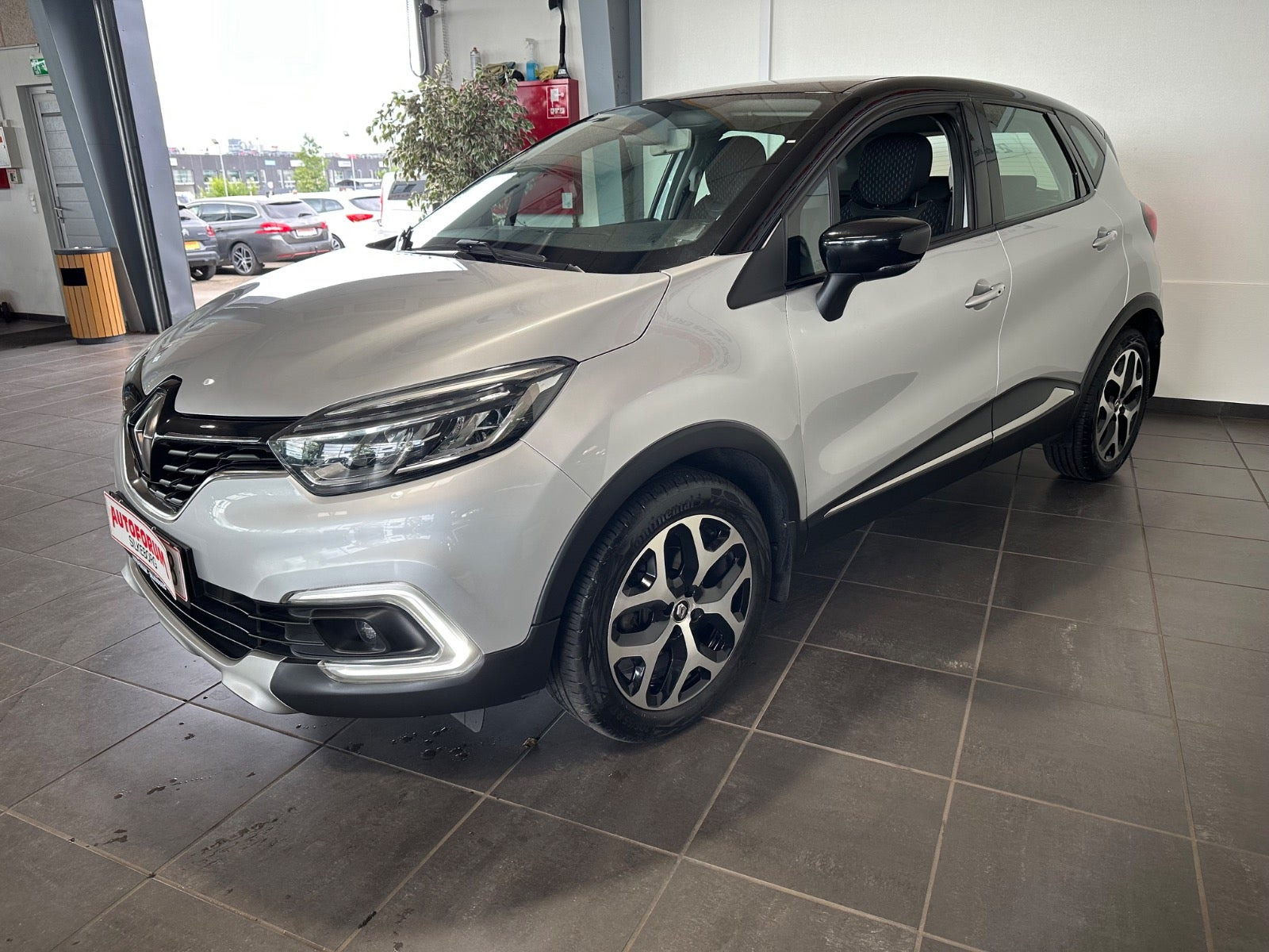 Grå Renault Captur fra 2018