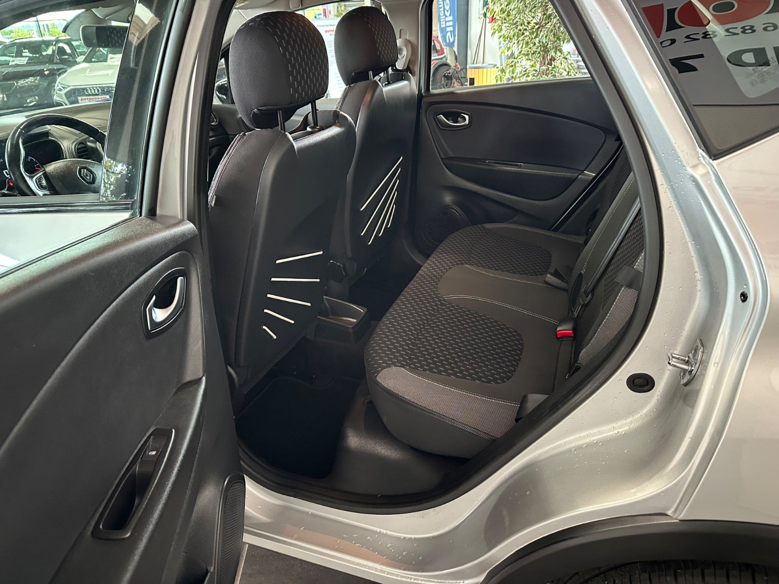Grå Renault Captur fra 2018