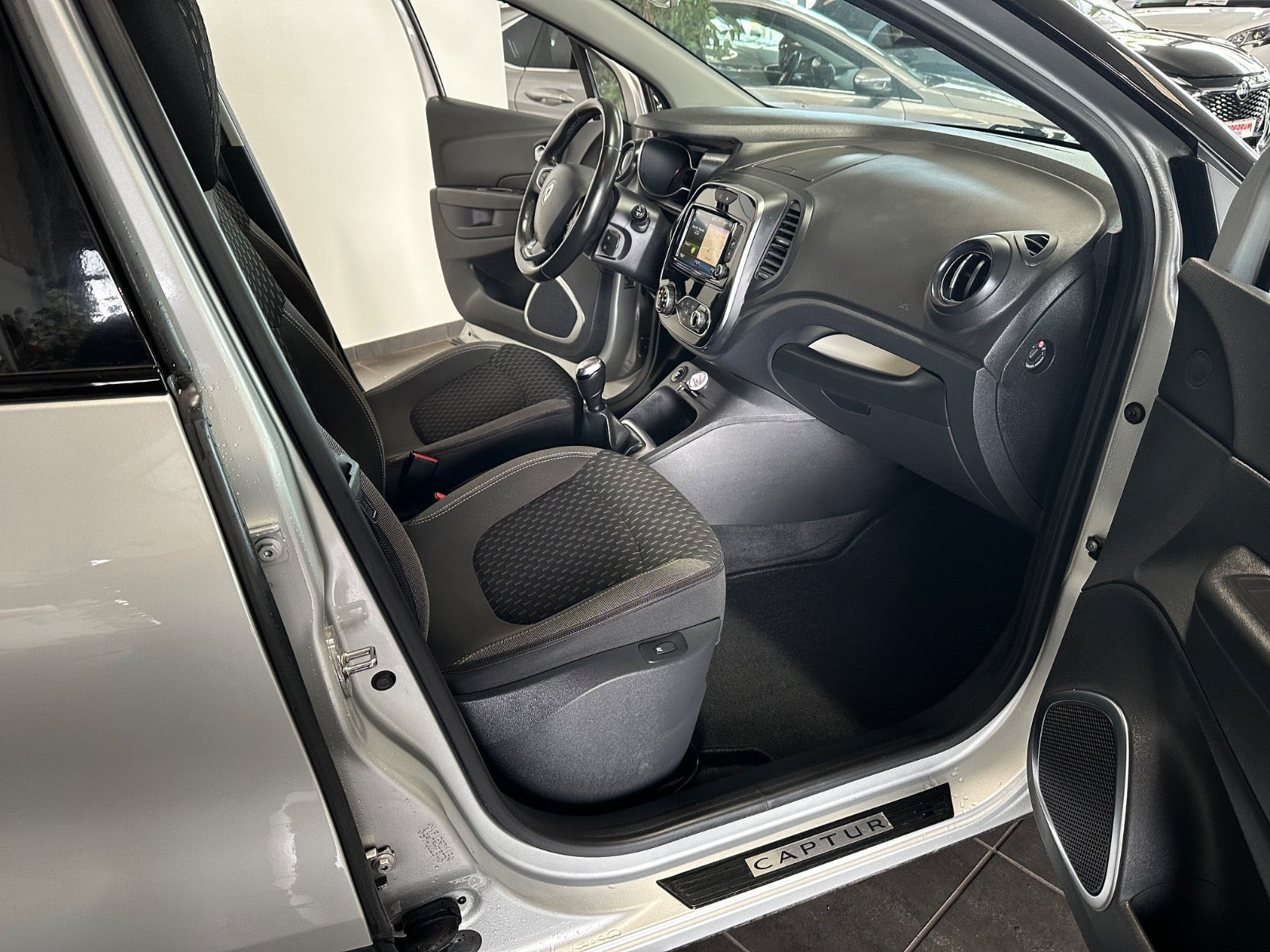 Grå Renault Captur fra 2018