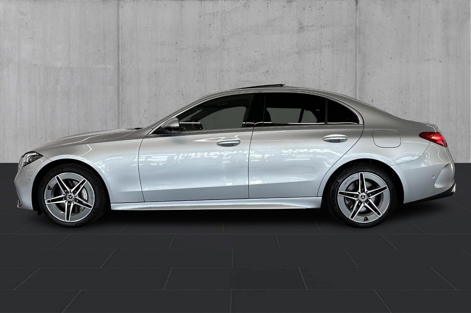 Sølv Mercedes C300 e fra 2023