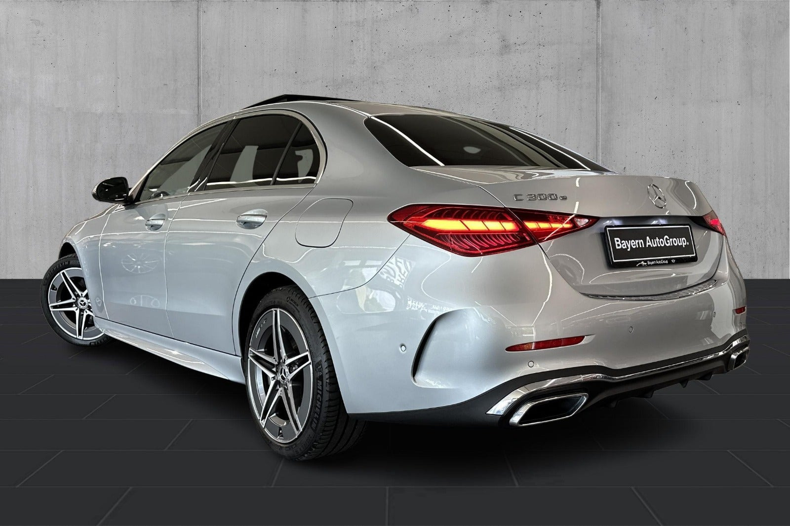 Sølv Mercedes C300 e fra 2023